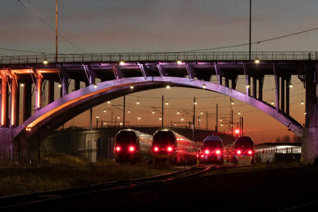 Foto af tog under Ringgadebroen, Aarhus