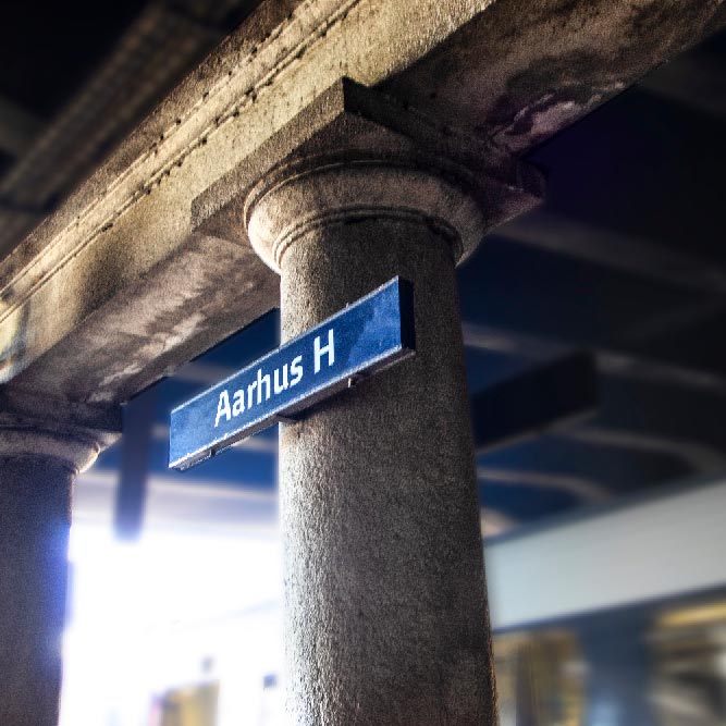 Dejligt billede af skilt med teksten Aarhus H