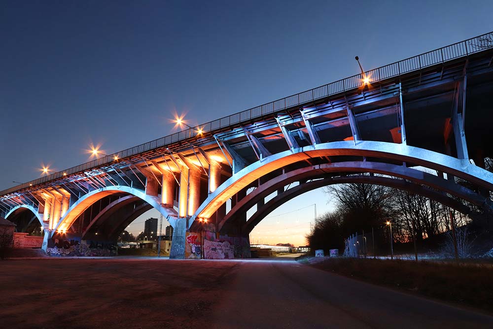 Ringgadebroen i regnbuens farver - billede fra Aarhus